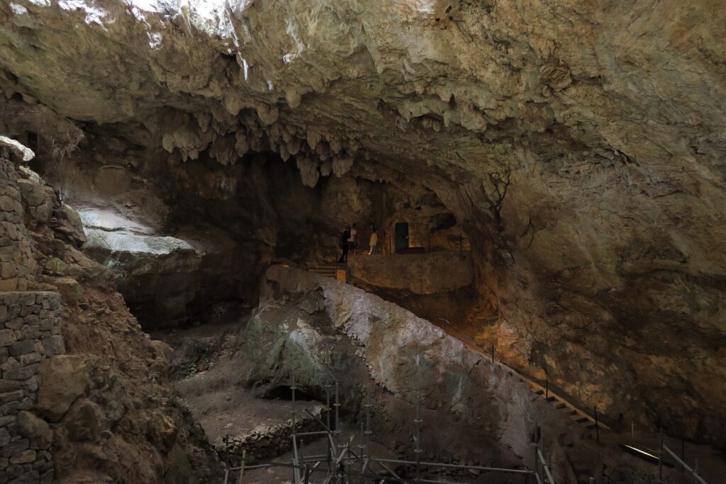 Entrada a la cueva de El Castillo, en Puente Viesgo