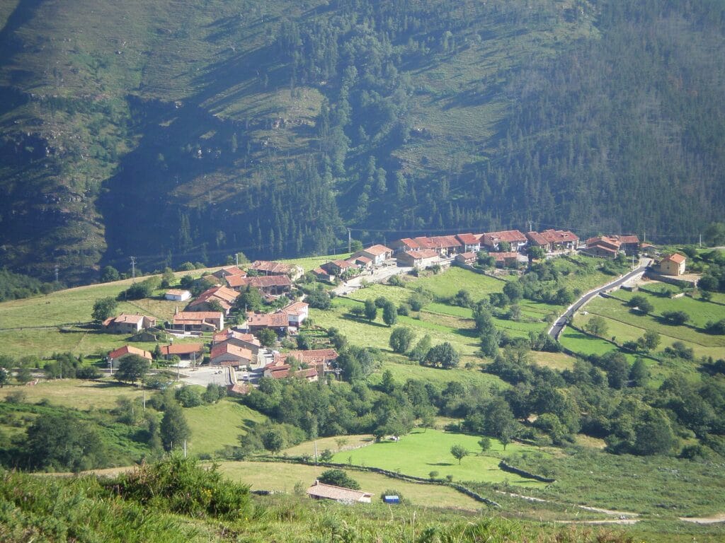 Los Tojos, capital del municipio