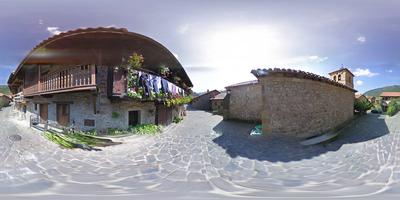 Casa con balcón y flores
